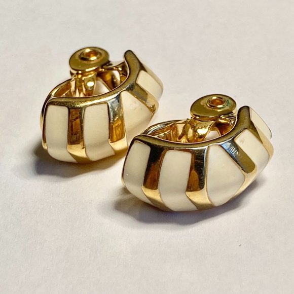 Vintage Monet Cream Enamel Clip On Earrings Gold Tone Plated 60's 70s Estate - Picture 7 of 11